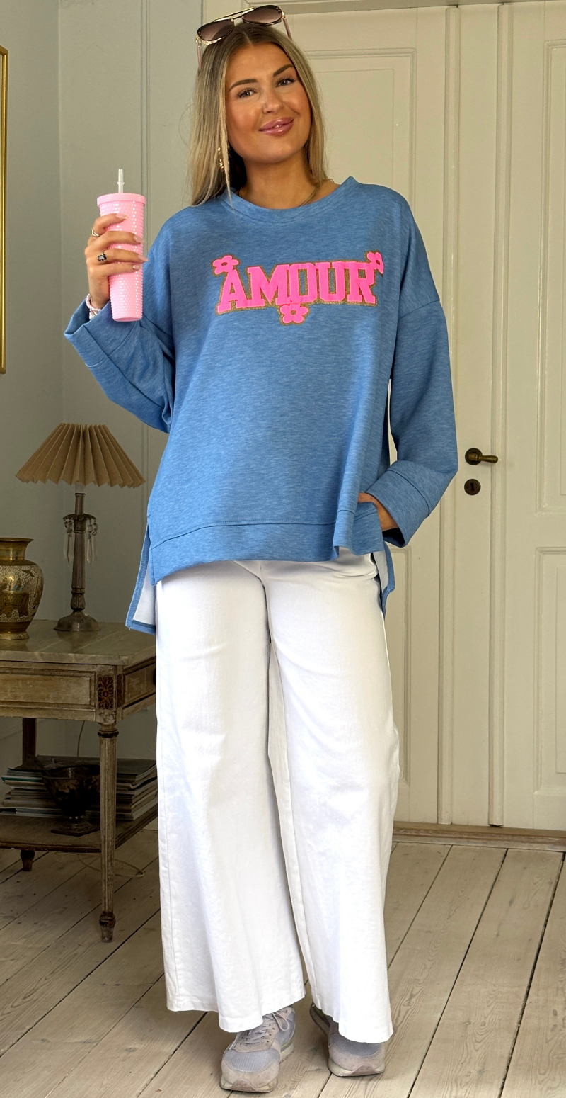 Allie sweatshirt med rund hals og "Amour" light jeans LikeLondon