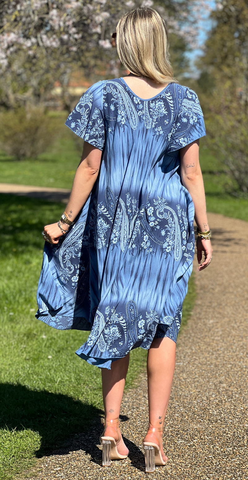 Leonora kortærmet kjole med paisley print jeans LikeLondon