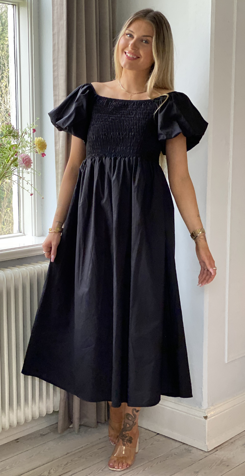 Annebell lang kjole med smock og pufærmer sort LikeLondon