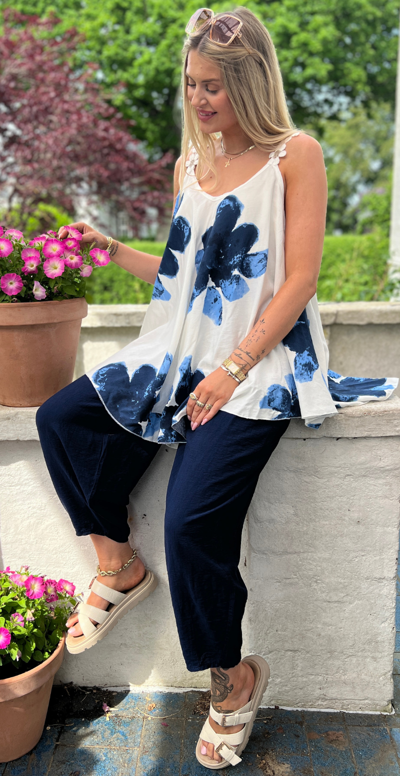 Gloria mønstret top med vidde og hæklede blomster-stropper navy LikeLondon