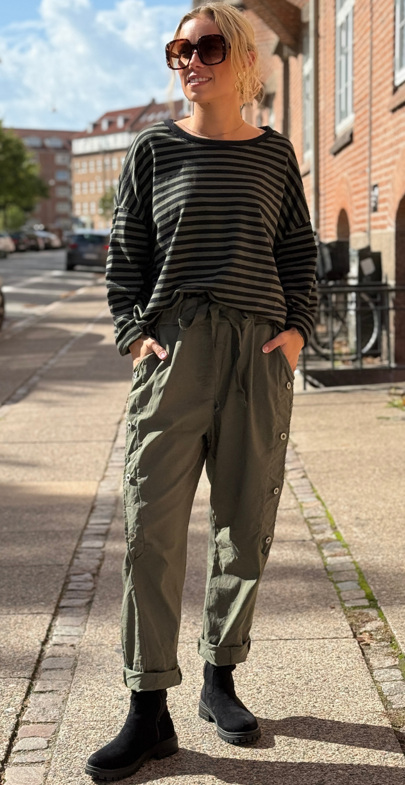 Zenia bluse med lange ærmer og striber sort/khaki LikeLondon