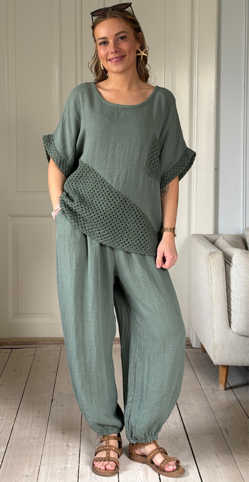 Gladys bluse med kort ærme og hæklede detaljer light militare LikeLondon