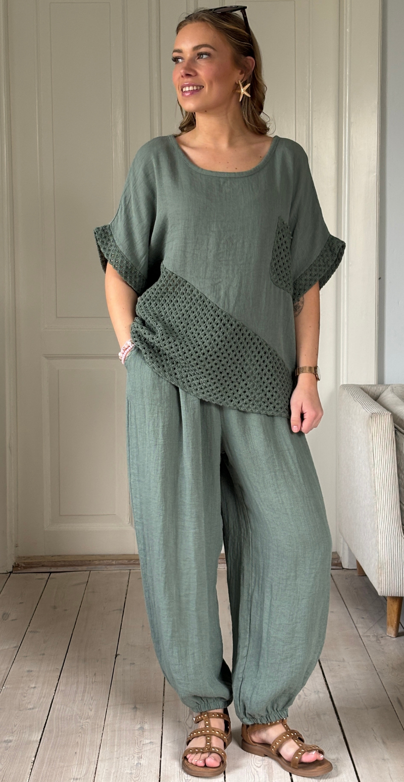 Gladys bluse med kort ærme og hæklede detaljer light militare LikeLondon