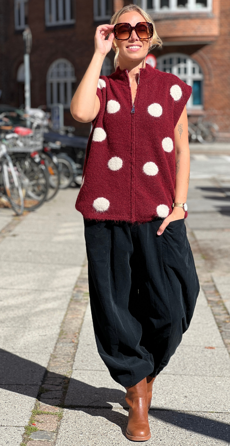 Klara strikvest med prikker og lynlås fortil bordo LikeLondon