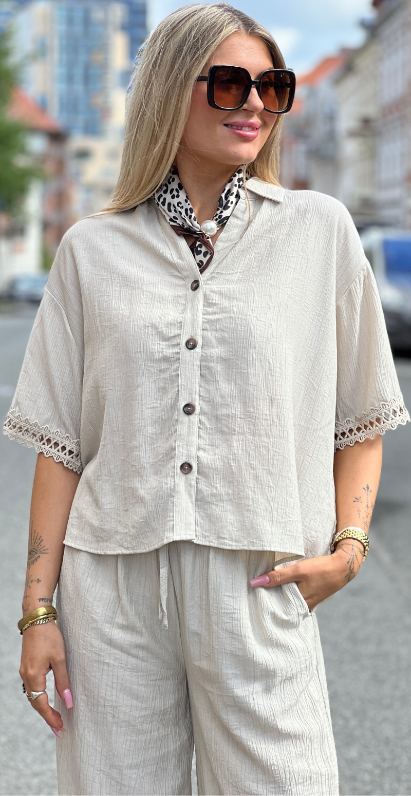 Regina skjortebluse med blondekant beige LikeLondon