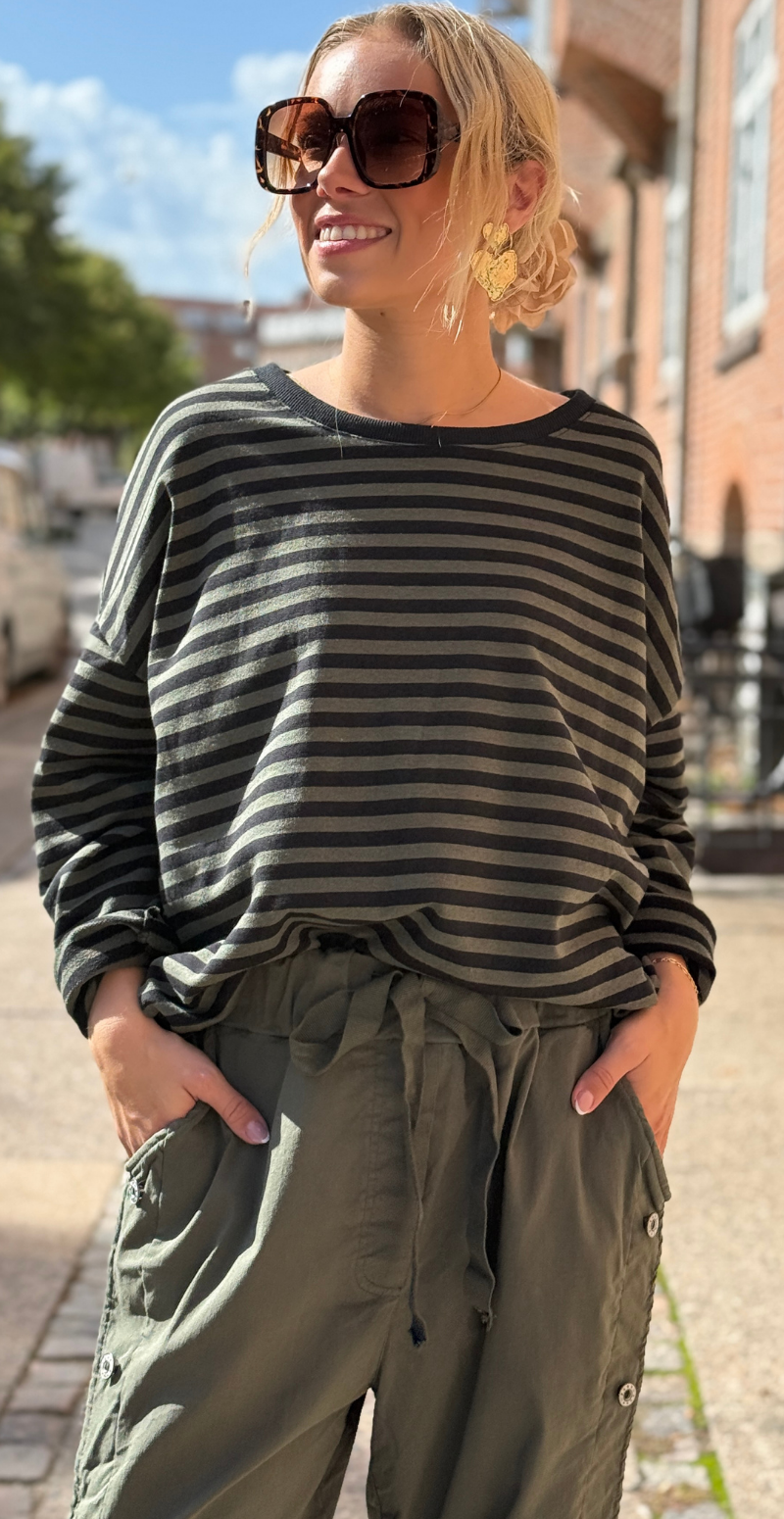 Zenia bluse med lange ærmer og striber sort/khaki LikeLondon