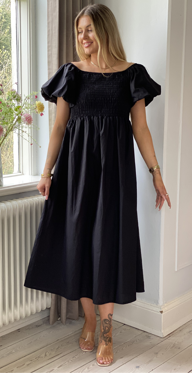 Annebell lang kjole med smock og pufærmer sort LikeLondon
