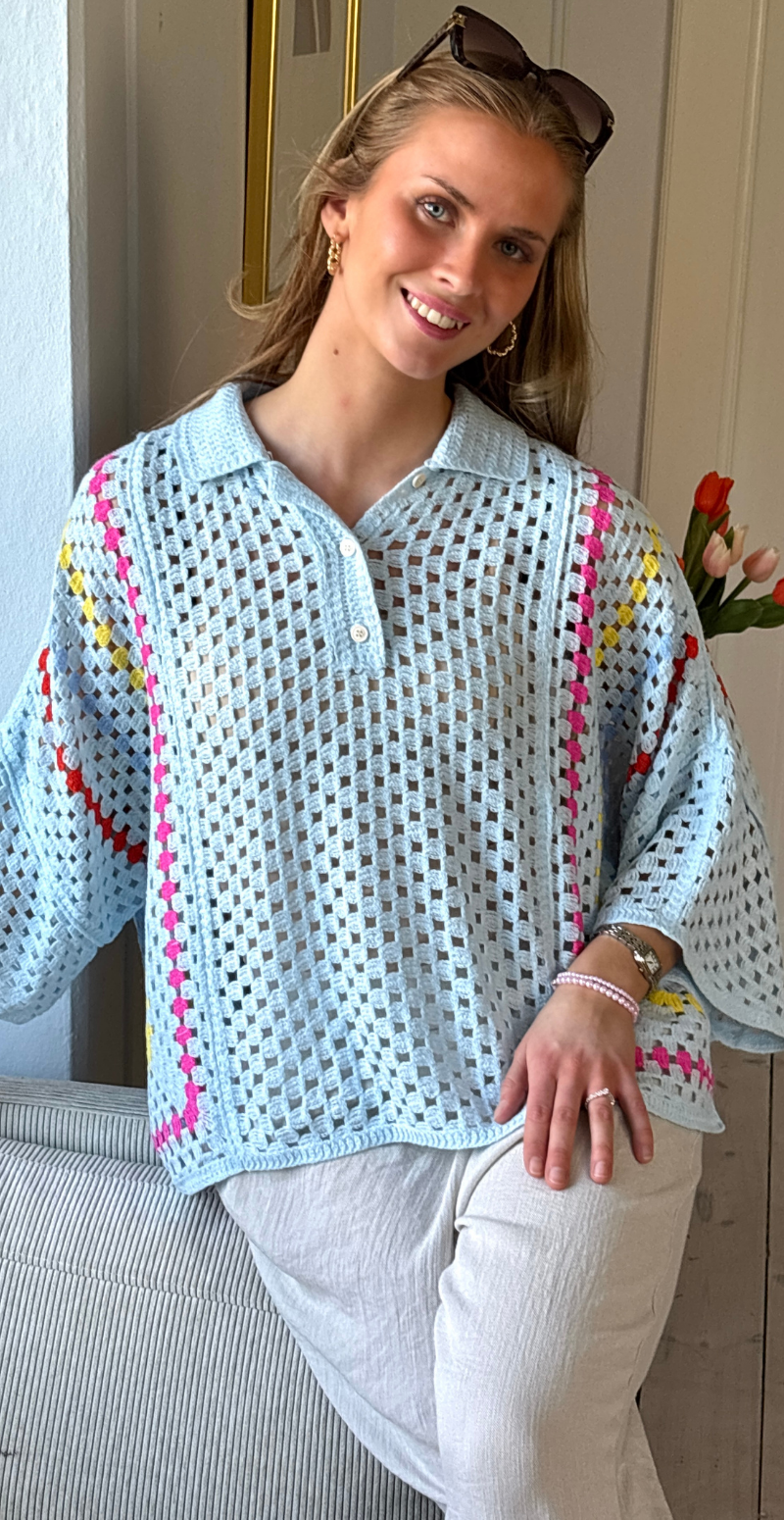 Thelma hæklet bluse med stolpelukning og krave lysblå LikeLondon