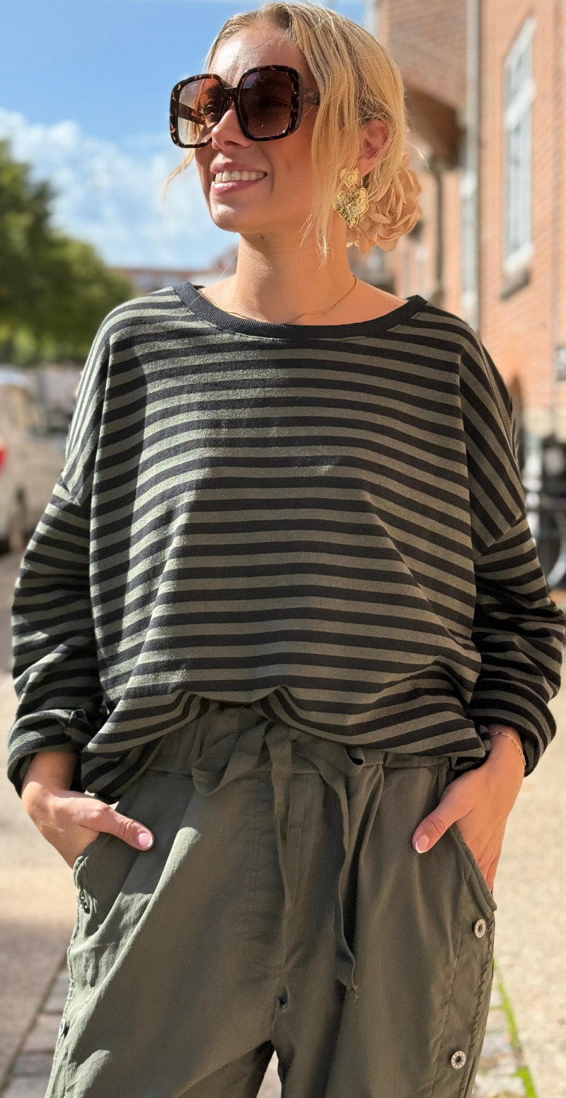 Zenia bluse med lange ærmer og striber sort/khaki LikeLondon