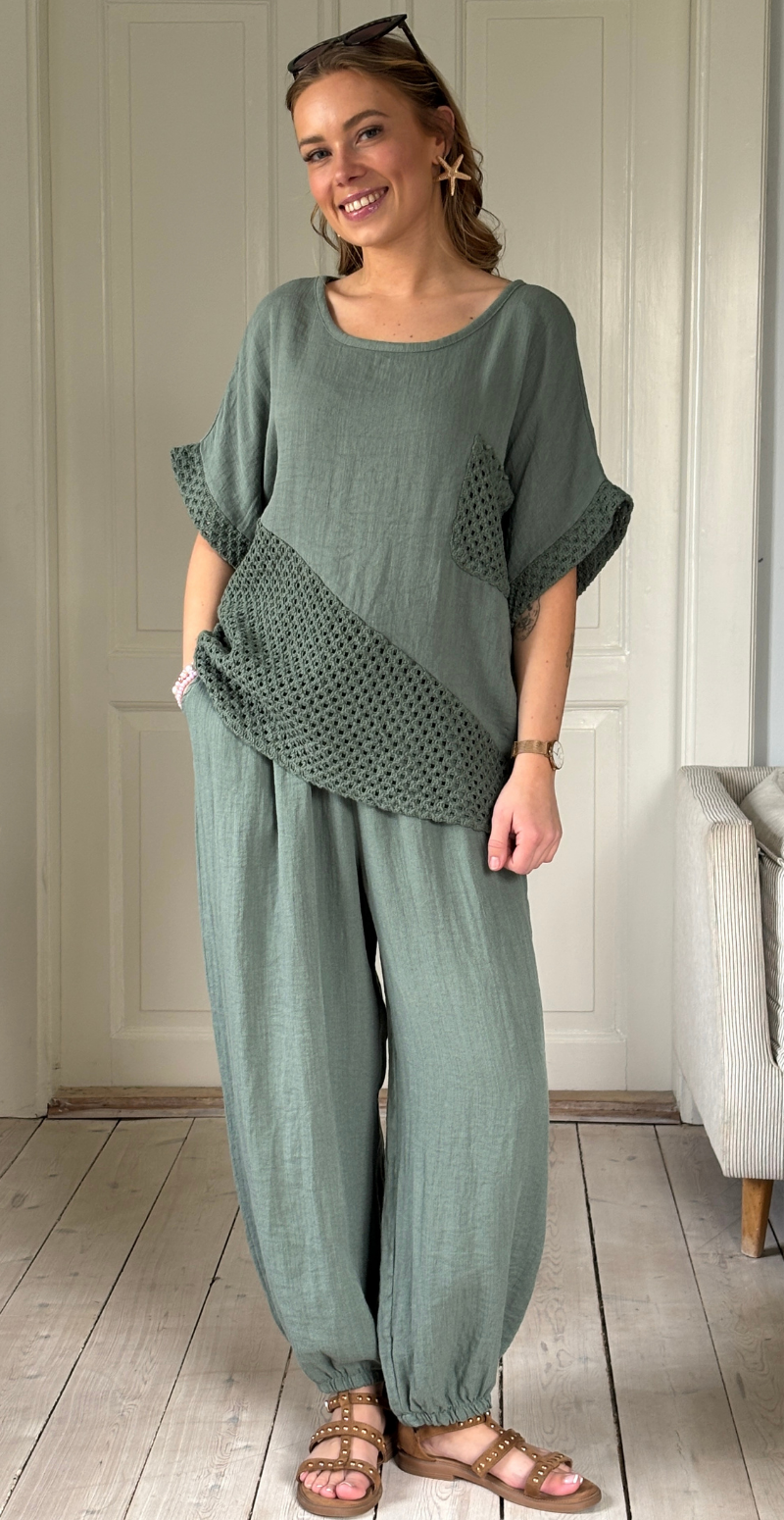 Gladys bluse med kort ærme og hæklede detaljer light militare LikeLondon