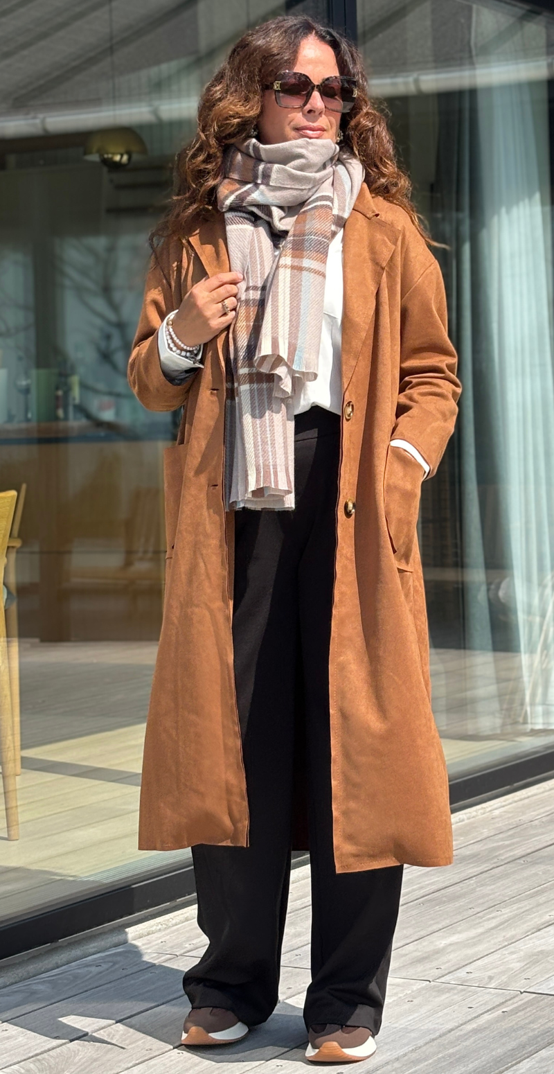 Kamella lang jakke i ruskindslook med knapper camel LikeLondon