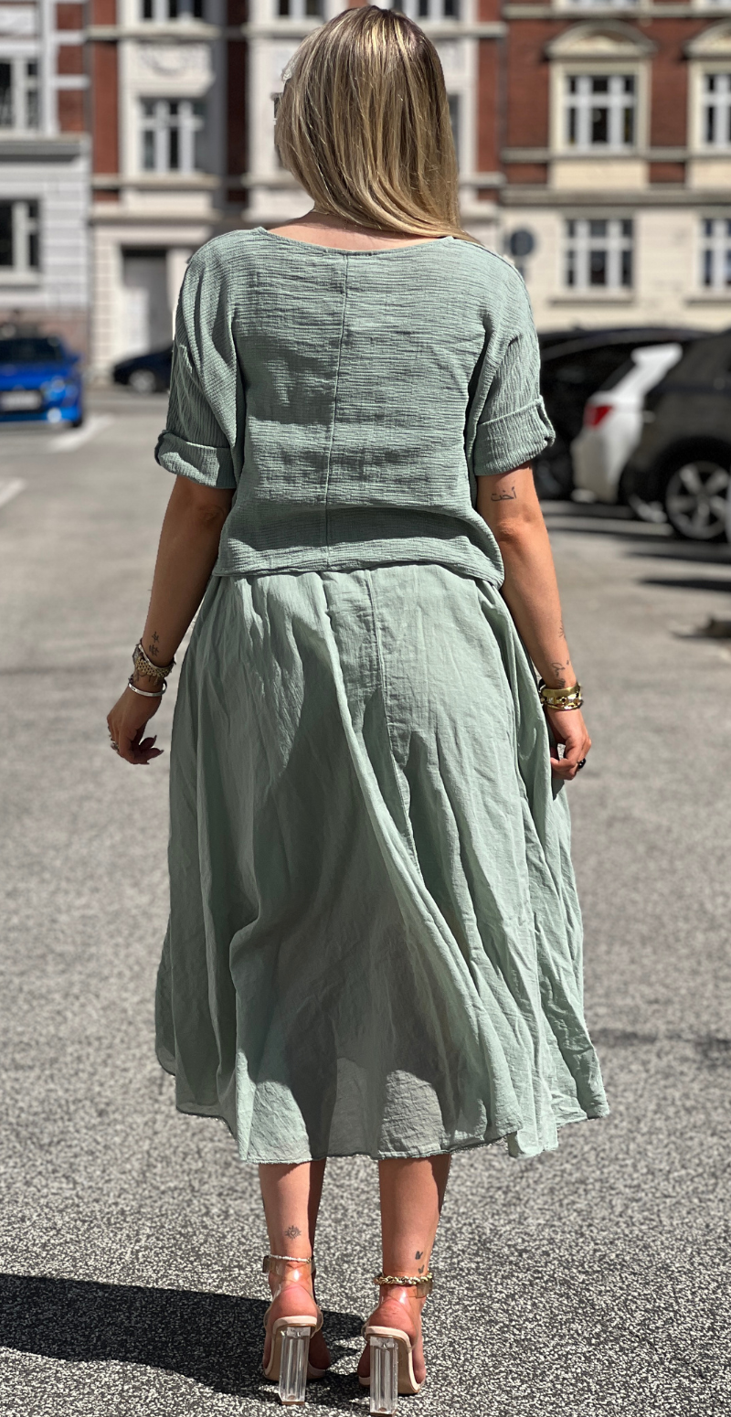 Frigg kjole med A-form og tynde stropper med tilhørende bluse khaki LikeLondon