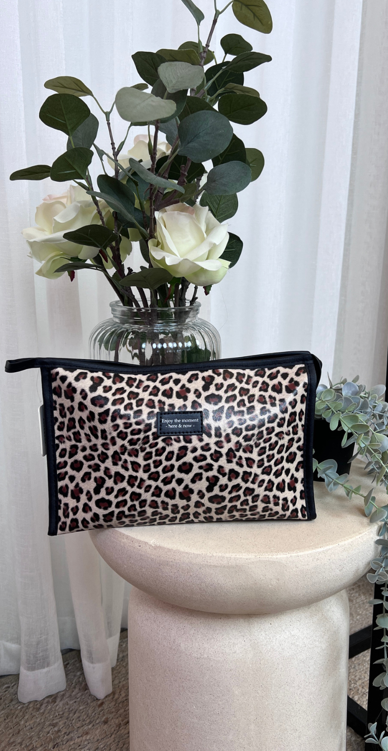 Toilettaske med leoprint beige LikeLondon