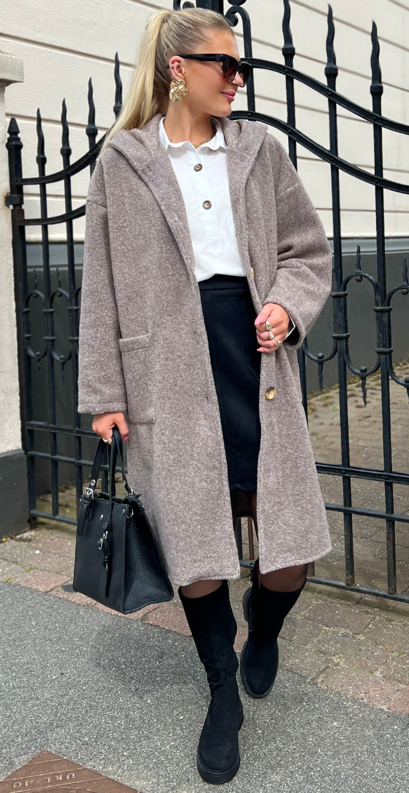 Tori jakke med hætte, lommer og knapper mocca LikeLondon
