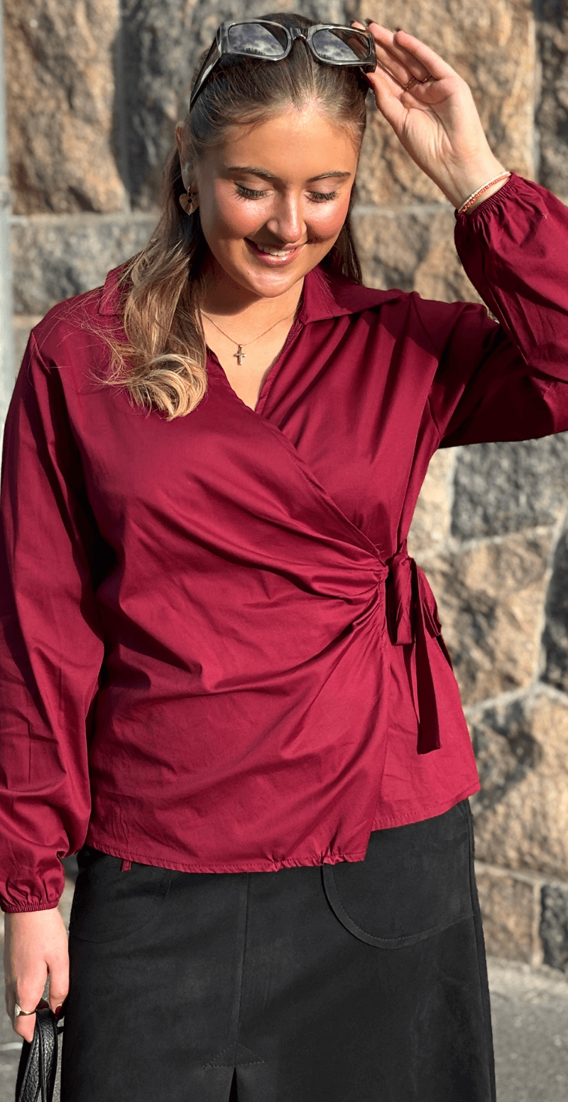 Maria slå om bluse med bindebånd bordeux LikeLondon