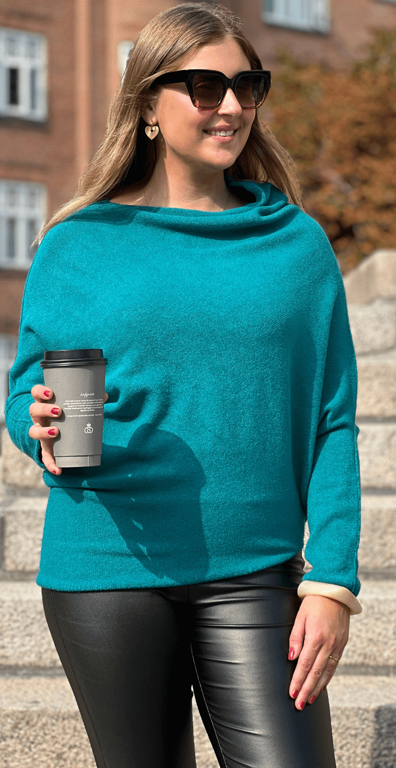 Mimi bluse med asymmetrisk snit i bunden teal LikeLondon