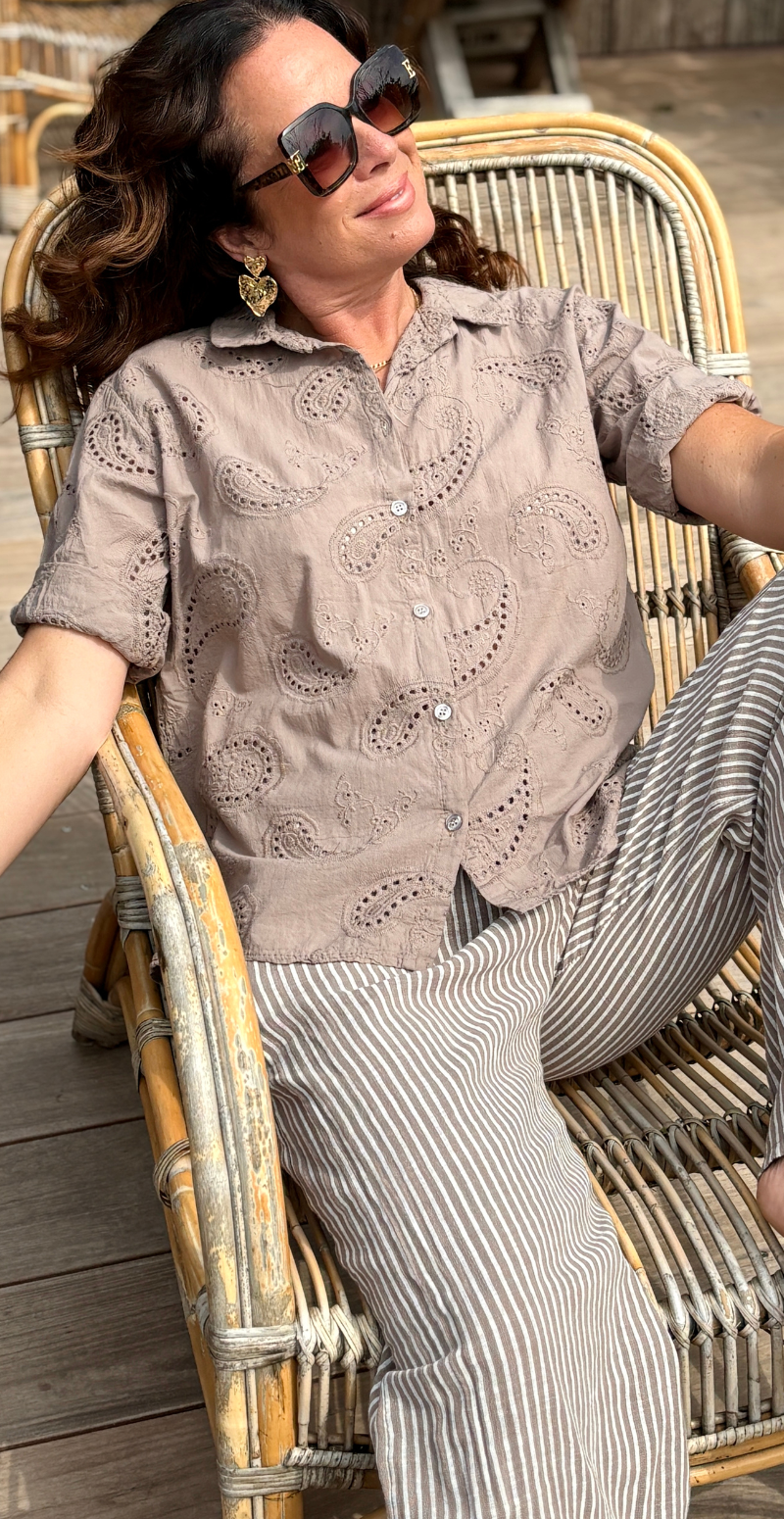 Isobel bluse med 3/4 ærmer og broderi anglaise taupe LikeLondon