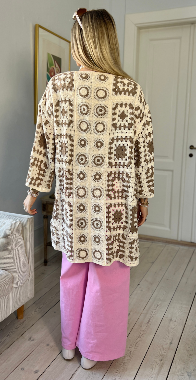 Mio mellemlang cardigan med hæklet firkanter sand LikeLondon