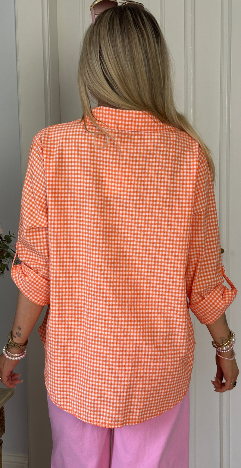 Pippa skjortebluse med krepp og tern orange LikeLondon