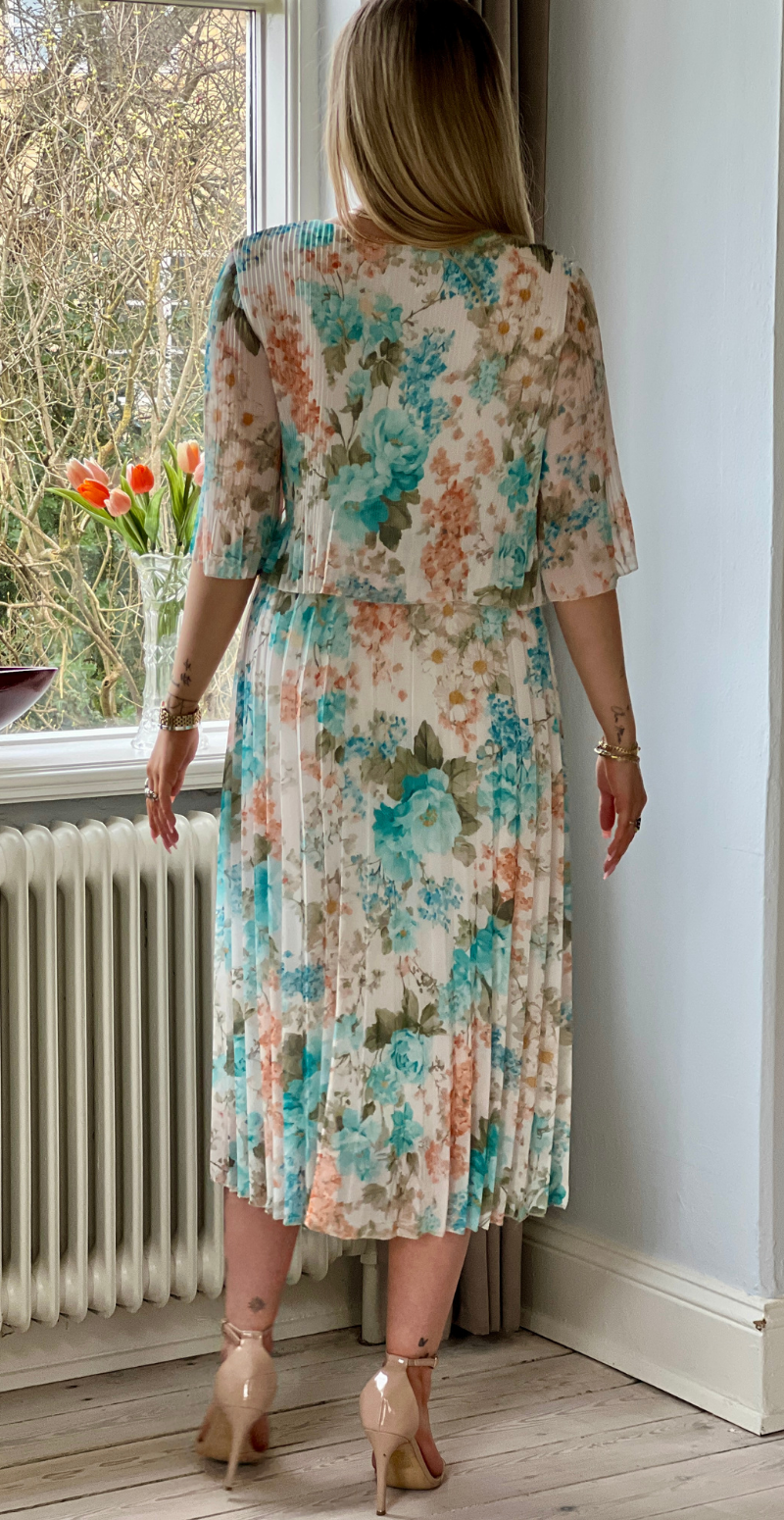 Carmen plisseret kjole med elastik i taljen og blomsterprint mint LikeLondon