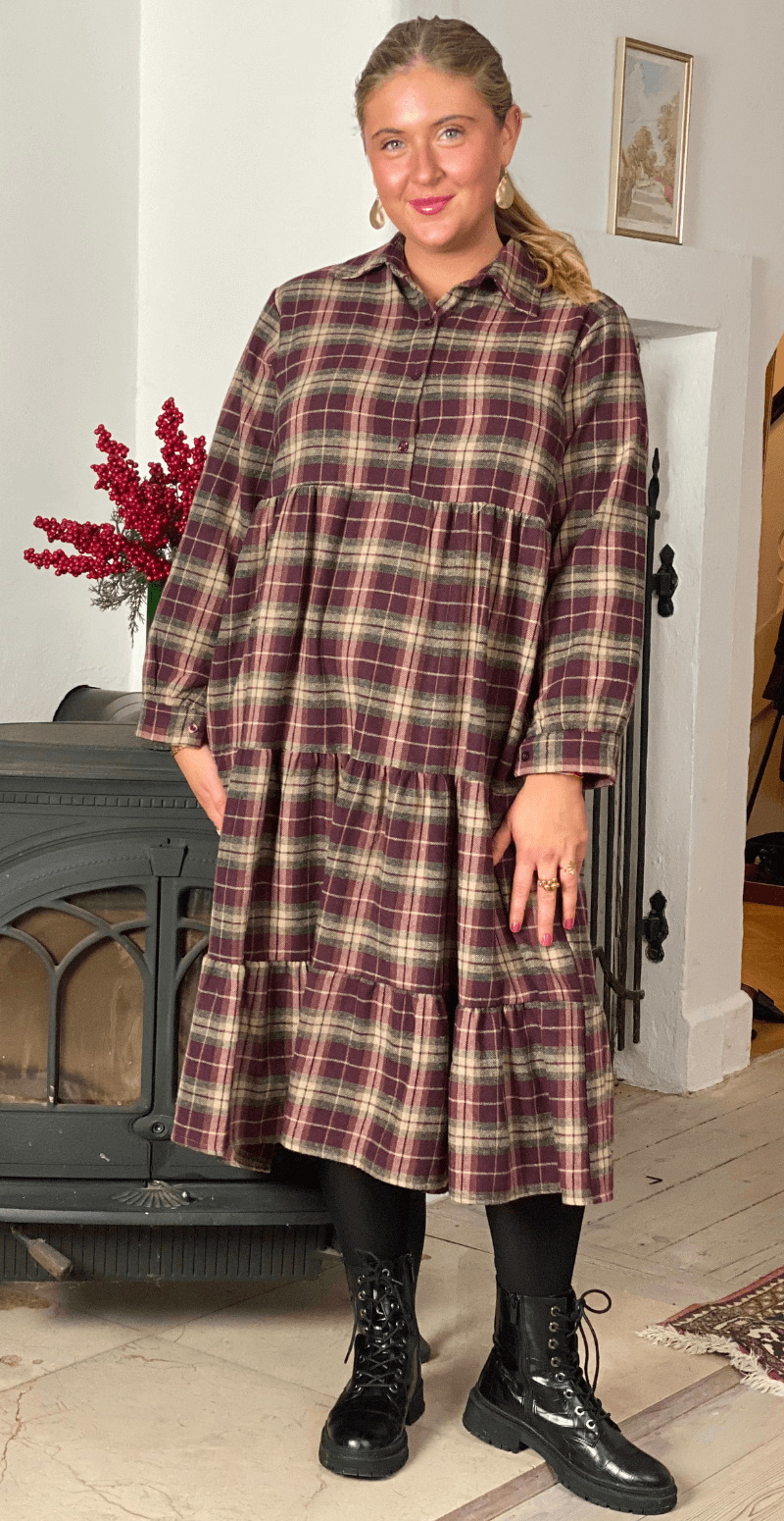 Naya ternet kjole med peplum effekt bordeaux LikeLondon