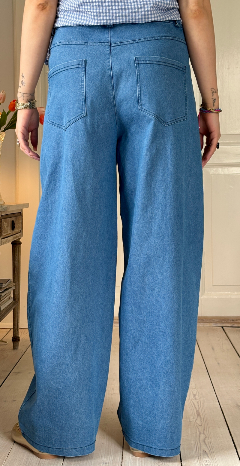 Daniella denimbukser med vidde og en rhinstenknap medium jeans LikeLondon