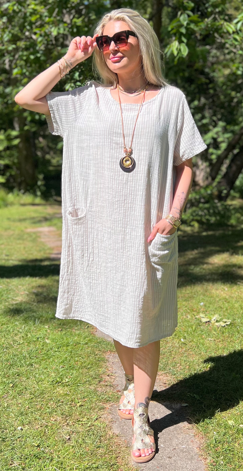 Forudbestilling uge 22 Ragna kjole med striber og lommer beige LikeLondon