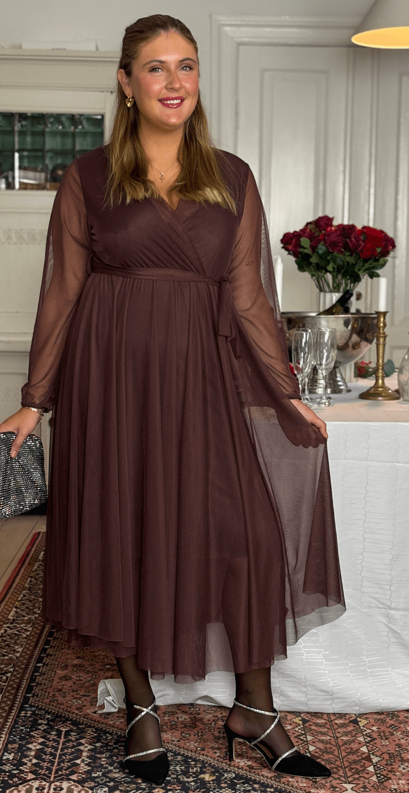 Angelika chiffon kjole med bindebånd brun LikeLondon
