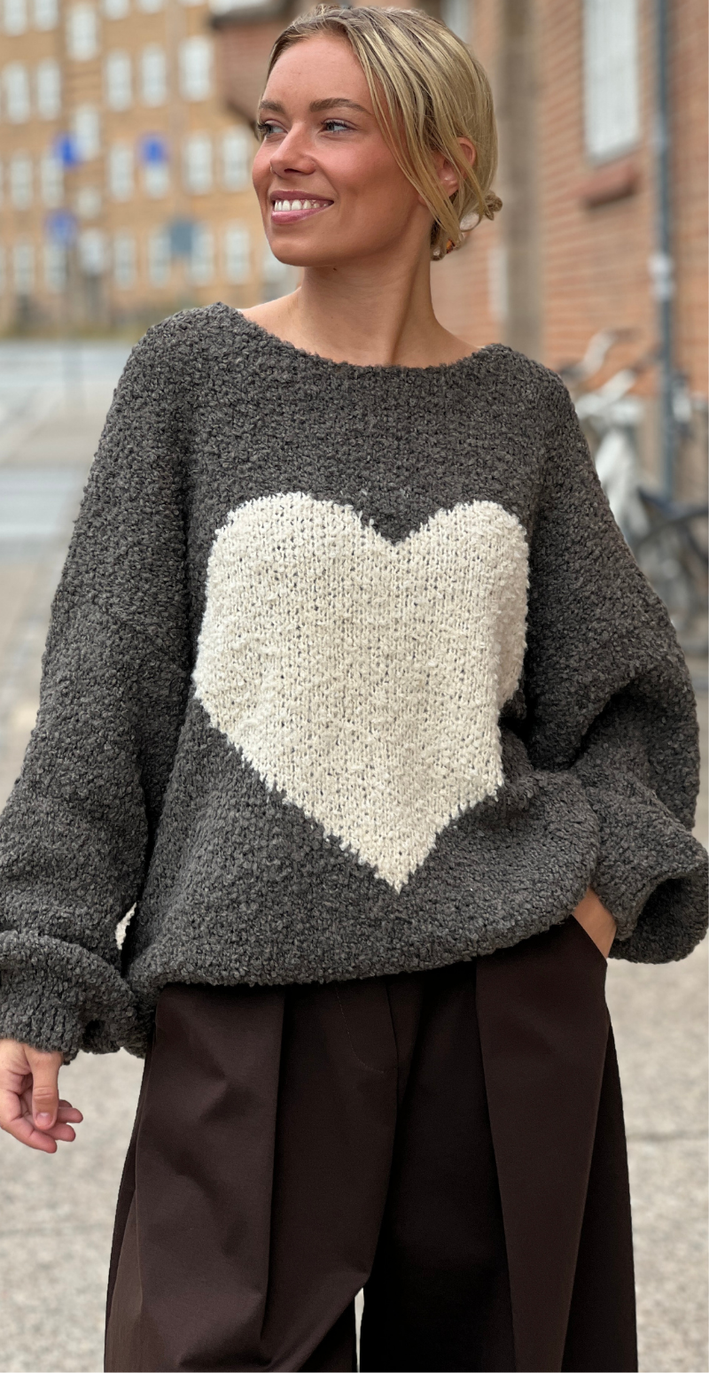 Zennie strik i alpaca med stort hjerte fortil taupe LikeLondon