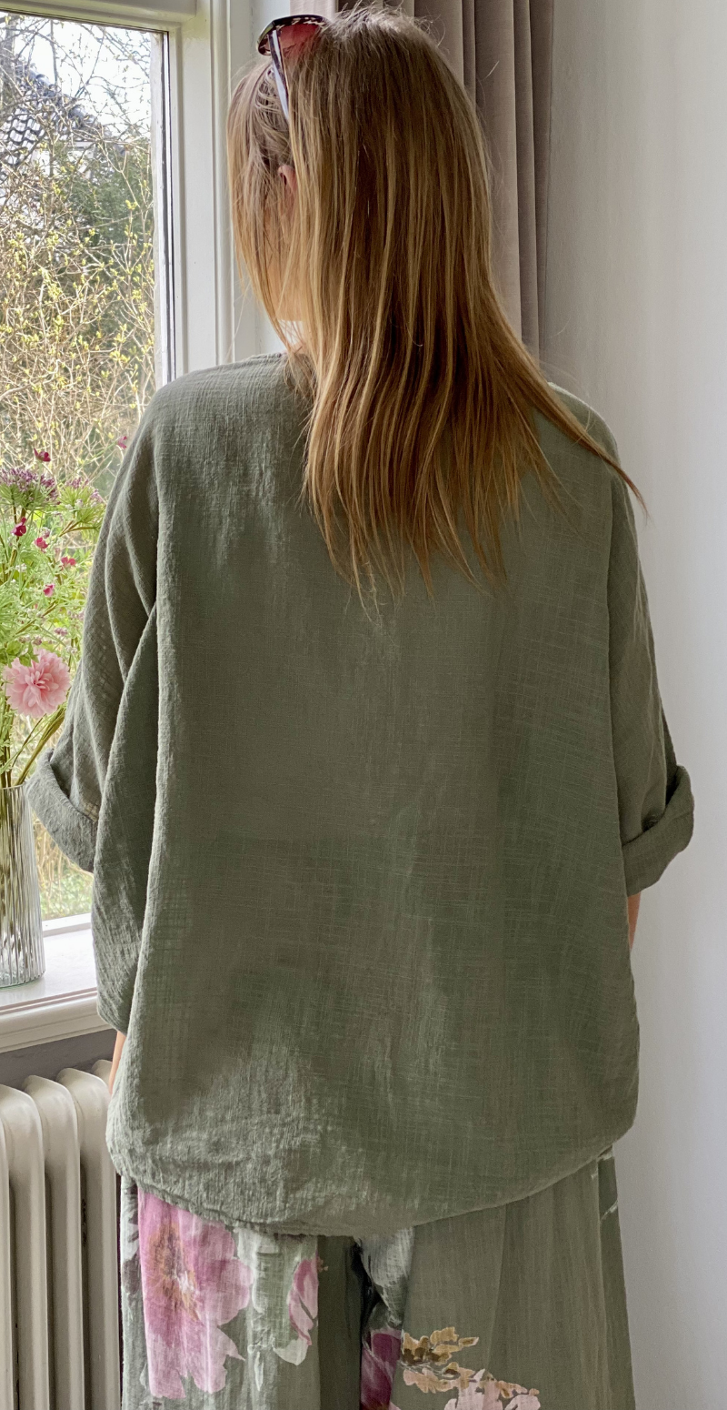 Alida bluse med vidde og halskæde khaki LikeLondon