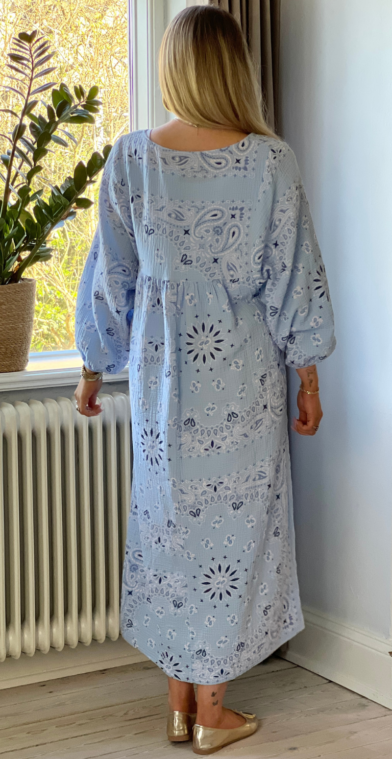 Forudbestil uge 18 Gretha paisley mønstret kjole i musselin lysblå LikeLondon