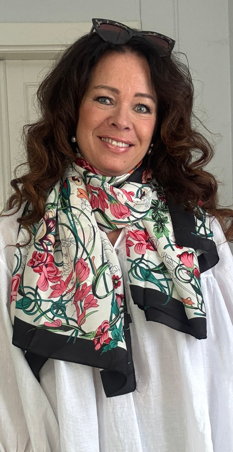 Silketørklæde med blomster og små sommerfugle sort LikeLondon