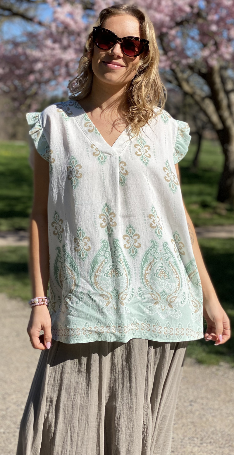 Vita bluse med flæsedetaljer og v-hals mint LikeLondon