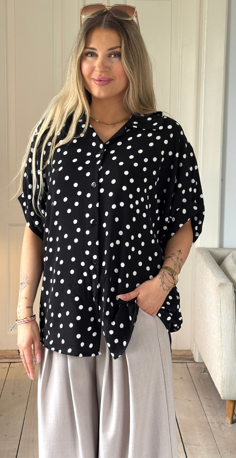 Nikolina skjortebluse med polkaprikker og spænde sort LikeLondon