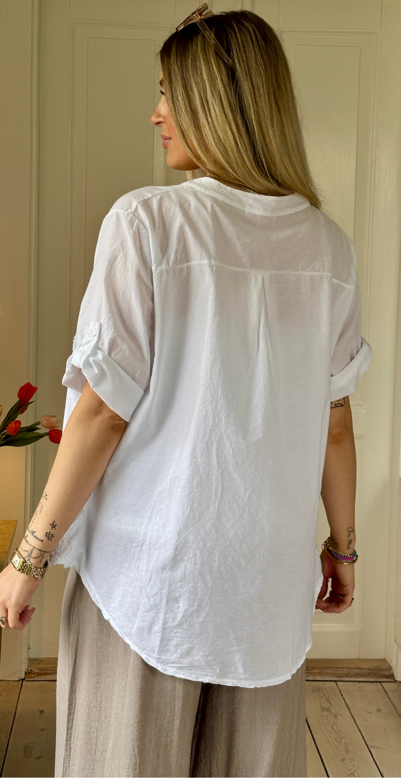 Yasmin kortærmet bluse med struktur og blomstermønster hvid LikeLondon