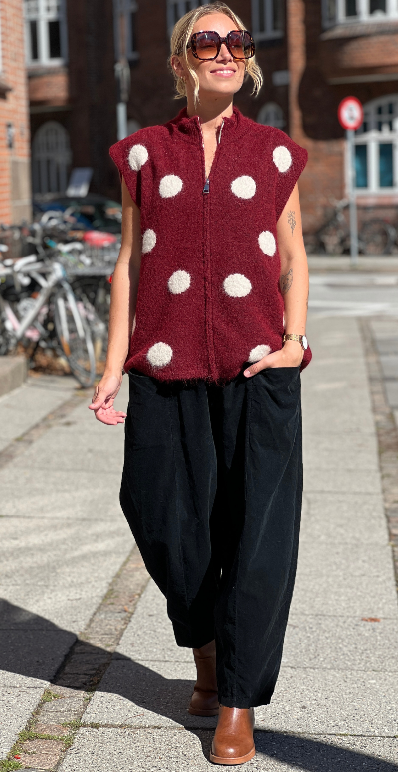 Klara strikvest med prikker og lynlås fortil bordo LikeLondon