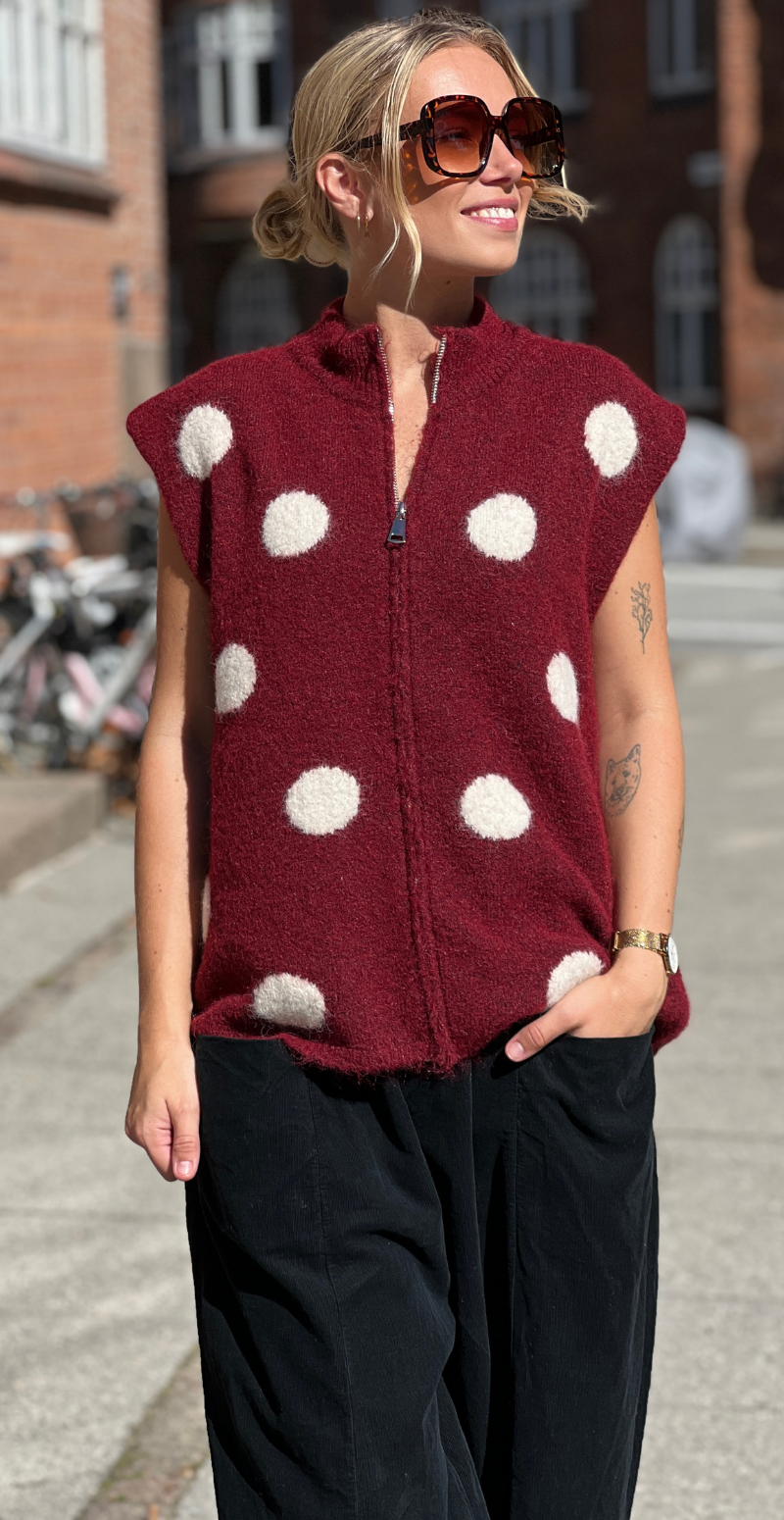 Klara strikvest med prikker og lynlås fortil bordo LikeLondon