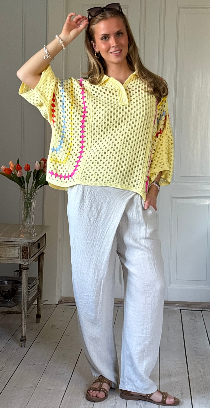 Thelma hæklet bluse med stolpelukning og krave gul LikeLondon
