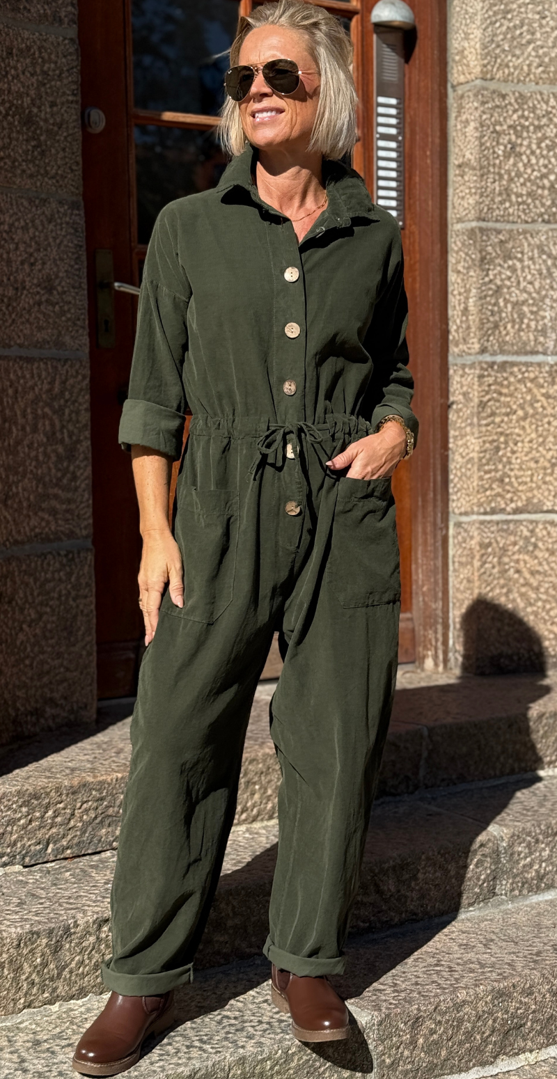 Otilia buksedragt med træknapper og snøre i taljen militare LikeLondon