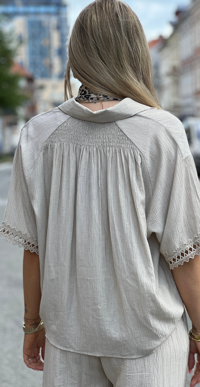 Regina skjortebluse med blondekant beige LikeLondon