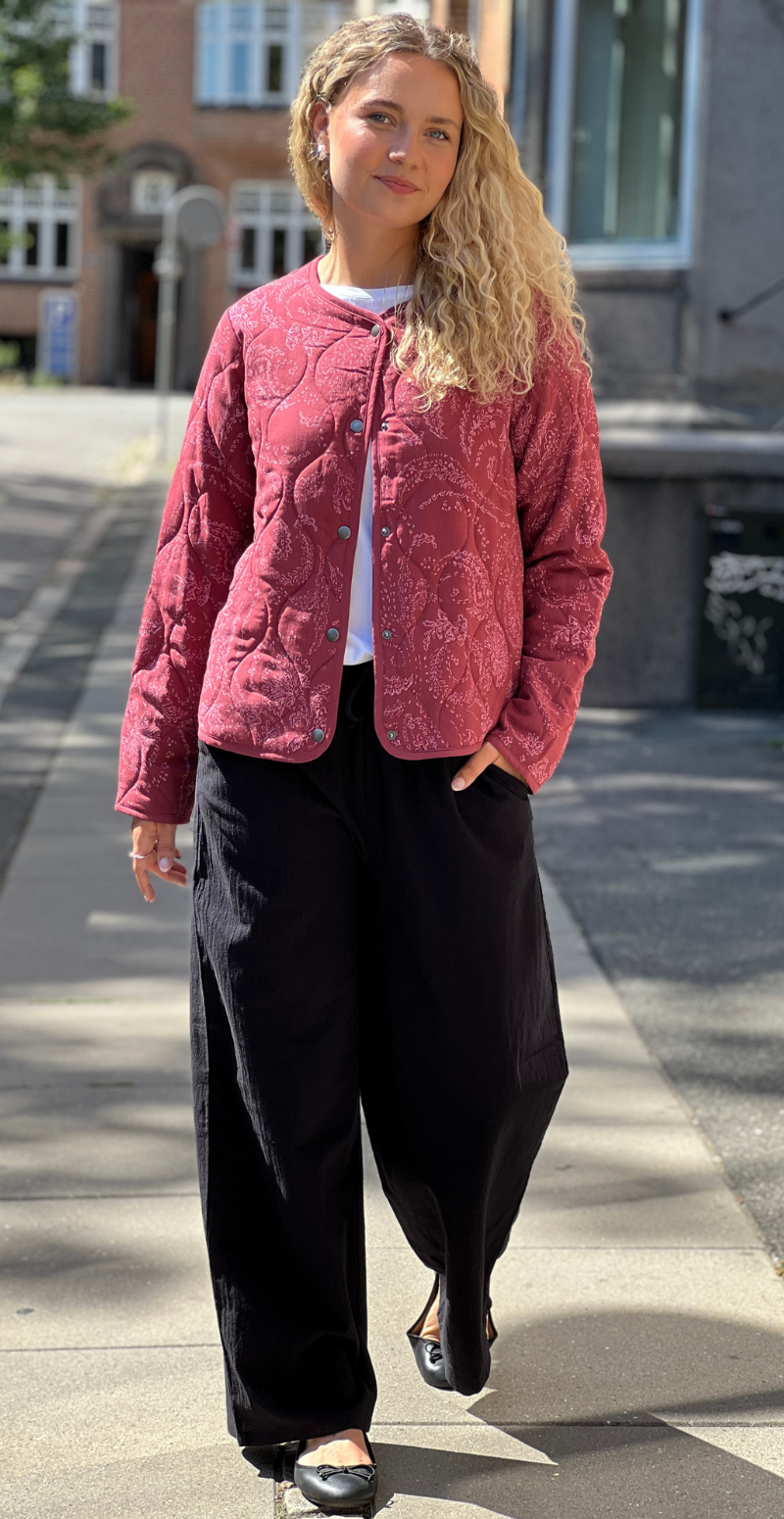 Wilma quiltet jakke med mønster bordeaux LikeLondon