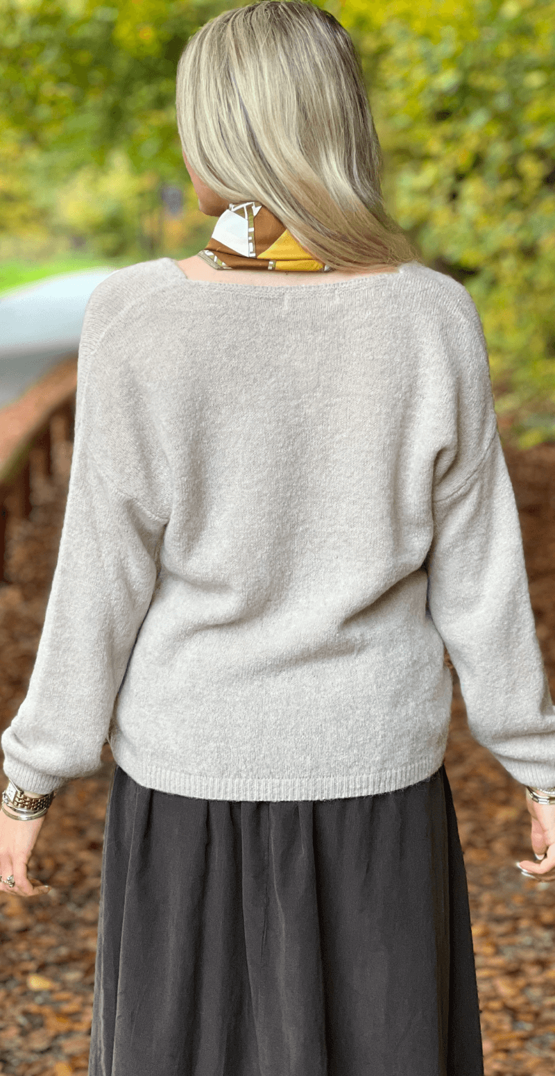 Cara uld strik med V-hals sand LikeLondon