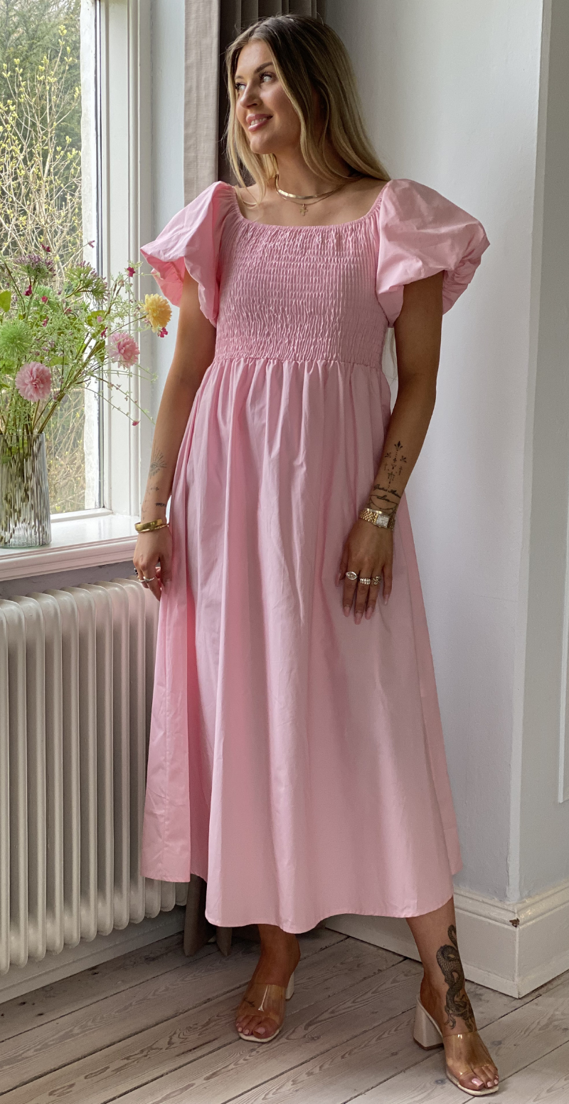 Annebell lang kjole med smock og pufærmer rosa LikeLondon