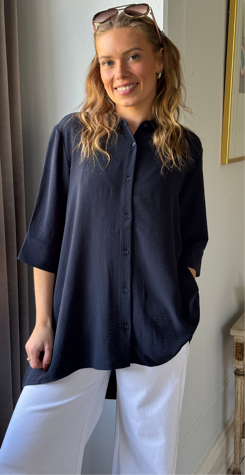 Carrie skjortebluse med længde bagtil navy LikeLondon