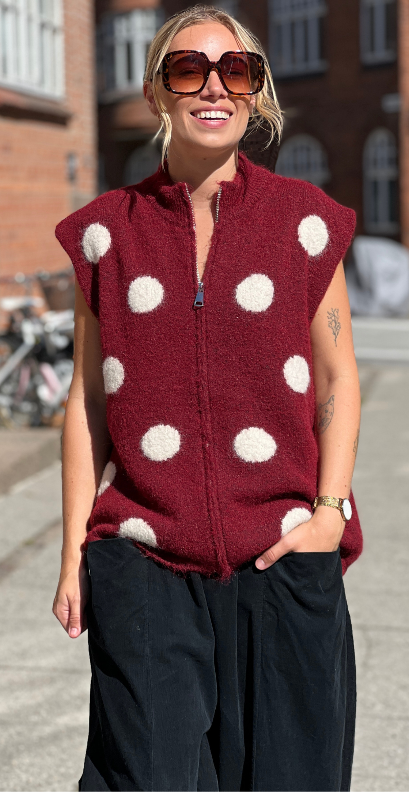 Klara strikvest med prikker og lynlås fortil bordo LikeLondon