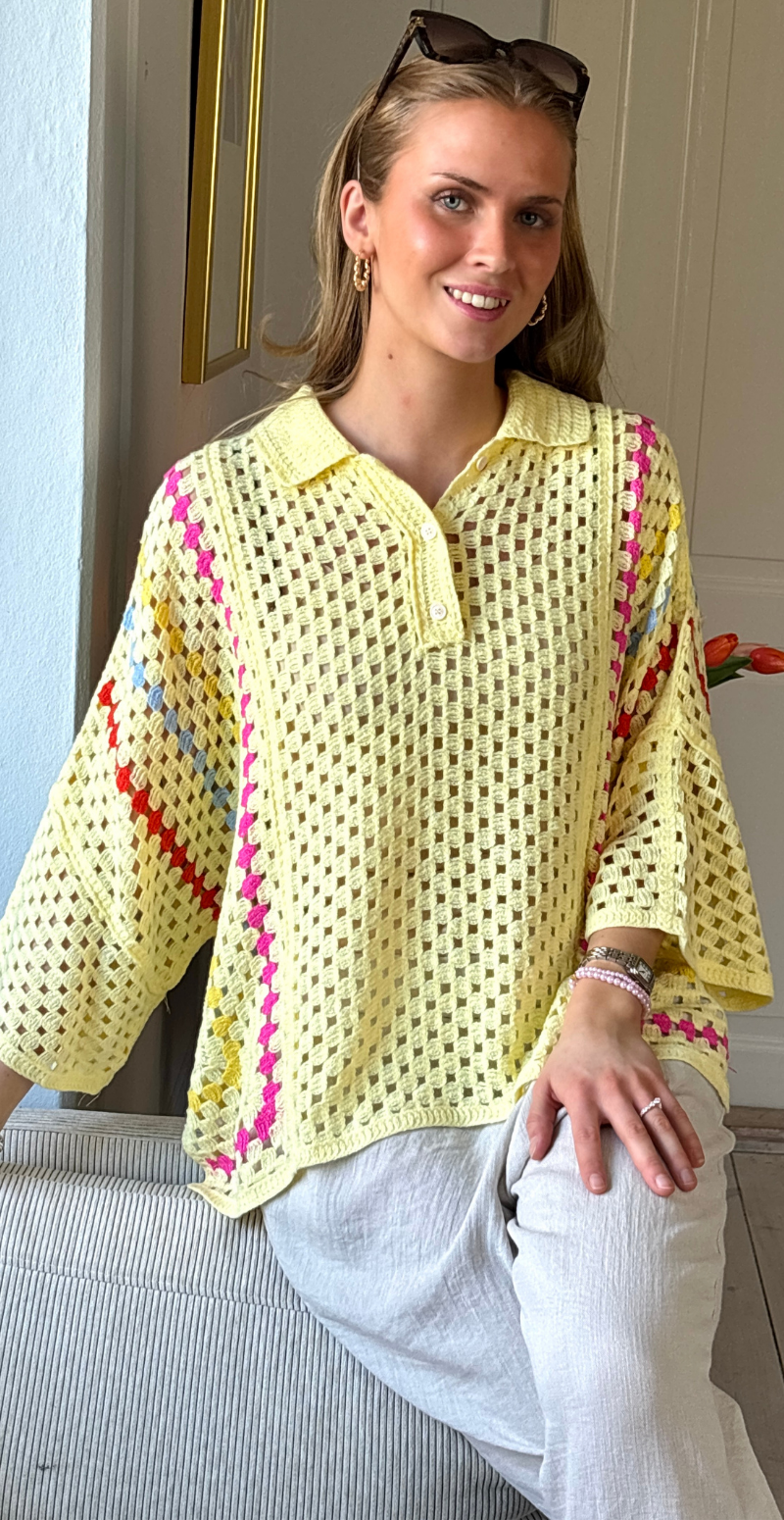 Thelma hæklet bluse med stolpelukning og krave gul LikeLondon