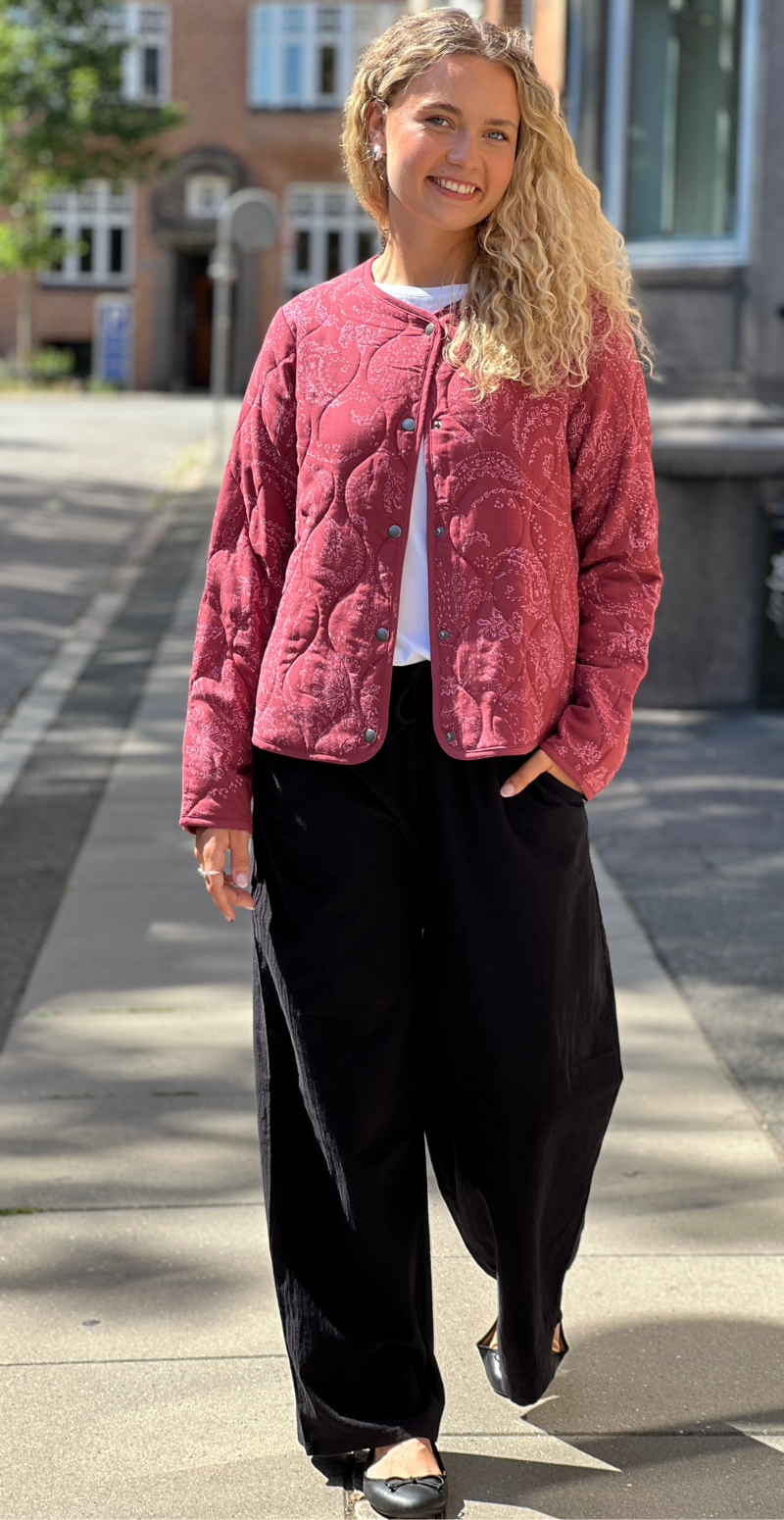 Wilma quiltet jakke med mønster bordeaux LikeLondon