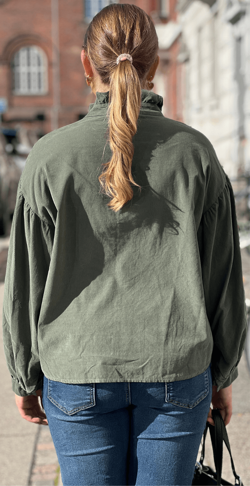 Effie fløjlsskjorte med flæsedetalje khaki LikeLondon