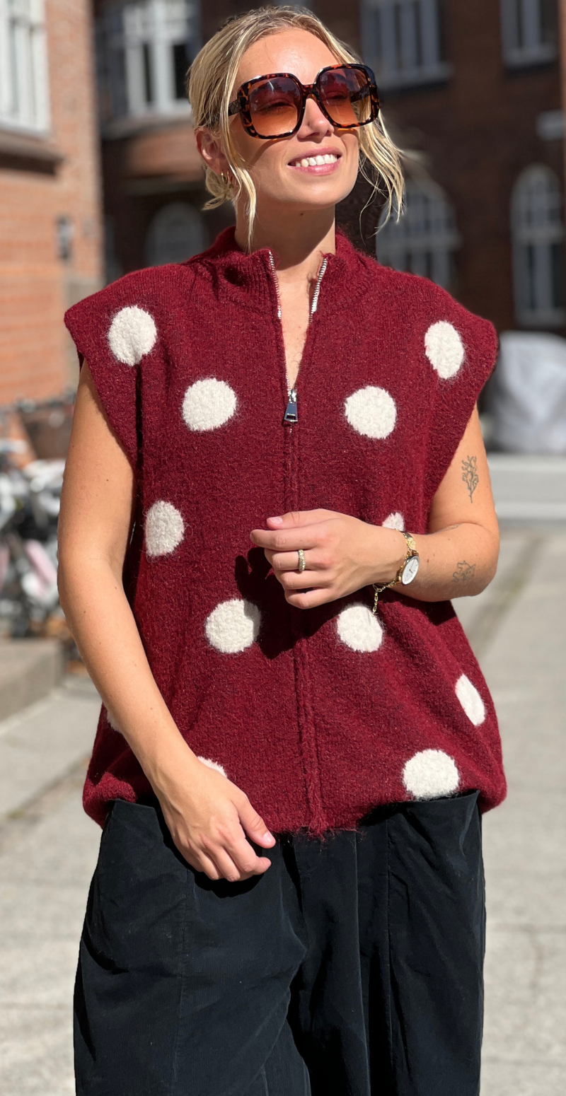 Klara strikvest med prikker og lynlås fortil bordo LikeLondon