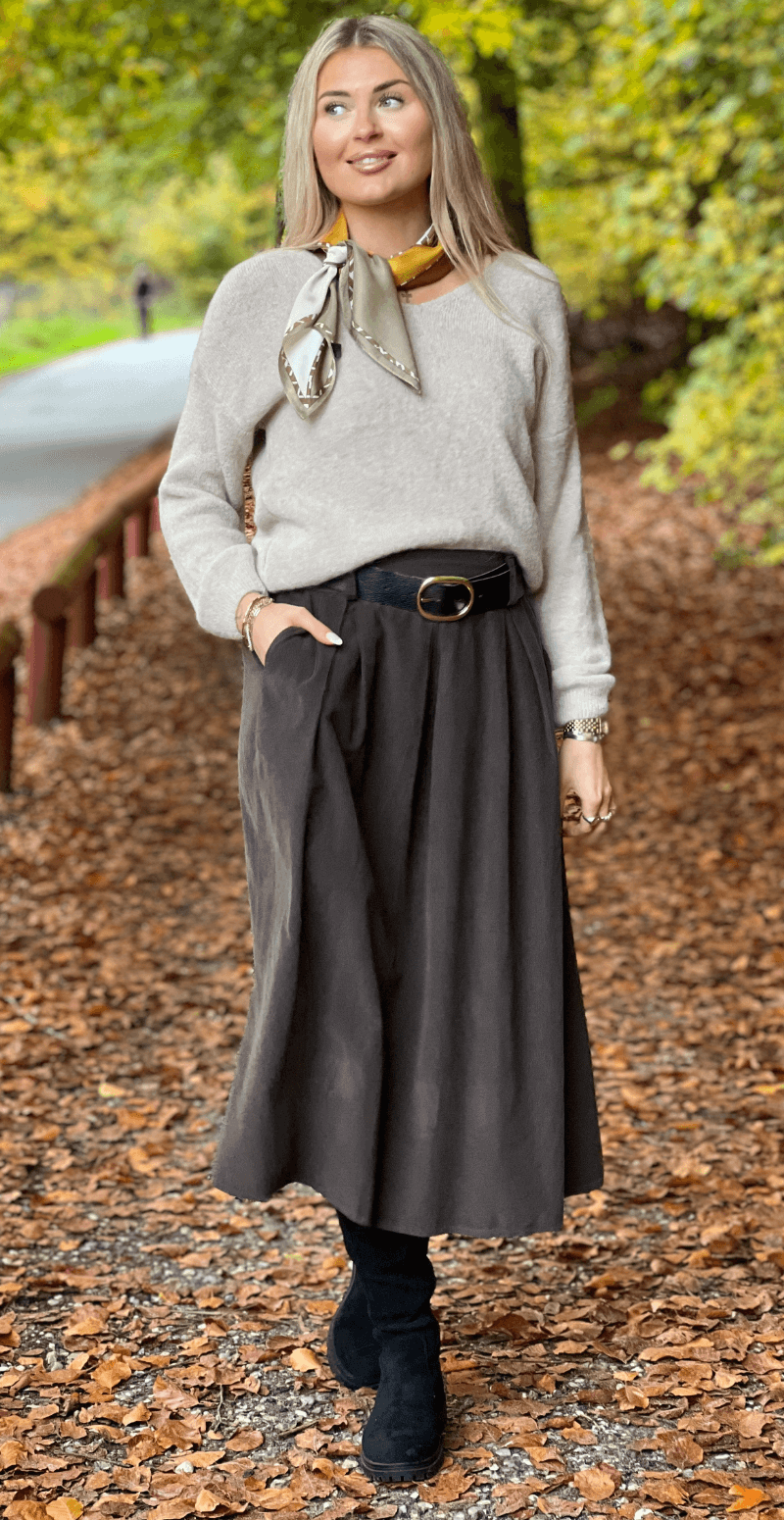 Cara uld strik med V-hals sand LikeLondon